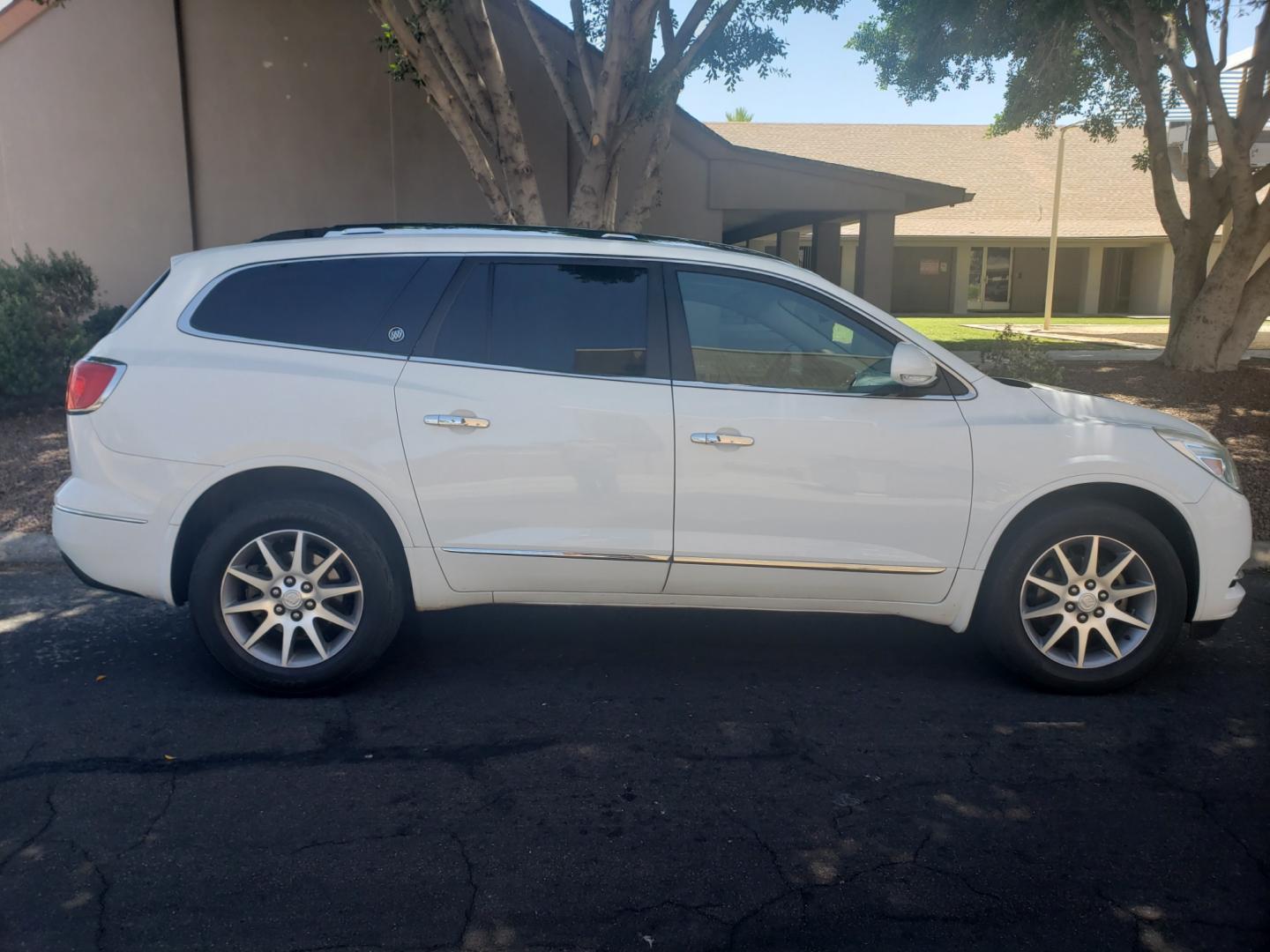 2017 WHITE /gray Buick Enclave (5GAKRBKD3HJ) with an 3.6L V6 DOHC 24V engine, 6-Speed Automatic transmission, located at 323 E Dunlap Ave., Phoenix, AZ, 85020, (602) 331-9000, 33.567677, -112.069000 - 2017 Buick Enclave,....... EXCELLENT condition, Ice Cold A/C, Clean Gray interior with Gray leather seats in near perfect condition, 3RD row seating, Rear AC, New brakes, Tune up, Touch screen Stereo/CD Player, Bluetooth, Phone sync, Backuup camera, Satellite compatible, Gorgeous tinted sunroof,This - Photo#4